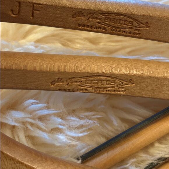 Five vintage wooden hangers with dowel USA made tongue and groove 5 hangers - Picture 6 of 8